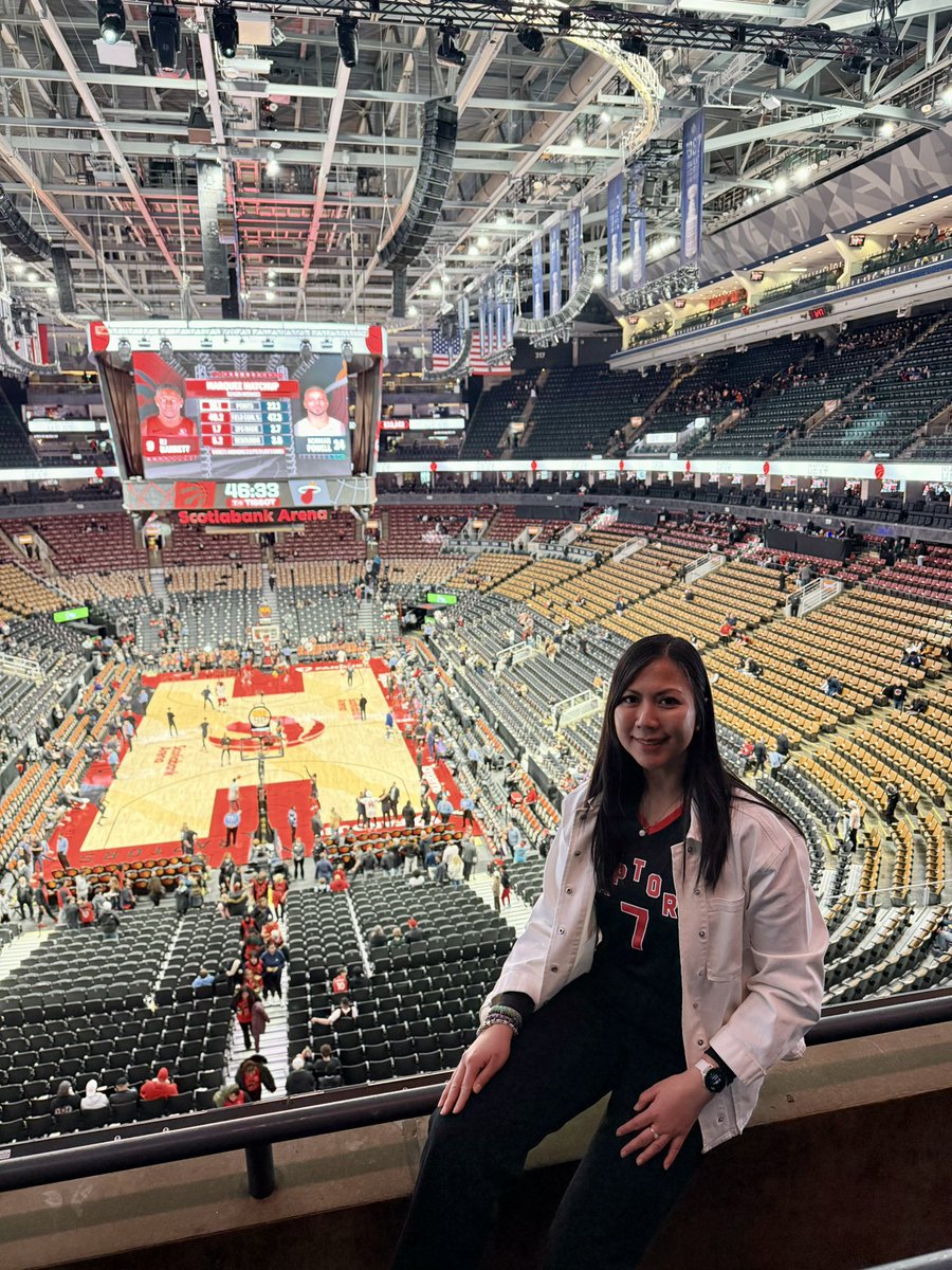 dyanlapid's tweet photo. It feels good to be a Toronto Fan!🙌 #raptors #bluejays https://t.co/EDfQRRBlcD