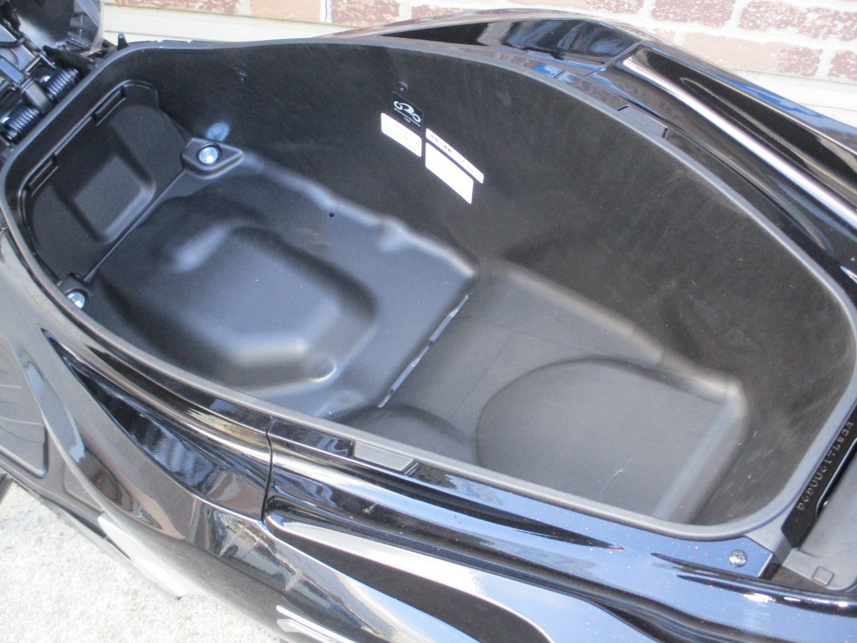 ACkariya's tweet photo. 【新車入荷情報】
2026年モデル ホンダ PCX160
車両本体価格(税込)46万2000円 → 44万円
久しぶりの入荷です。ホワイトも近日入荷する予定です。
#Honda #PCX160 #KF47 https://t.co/B3gUxKZNjO