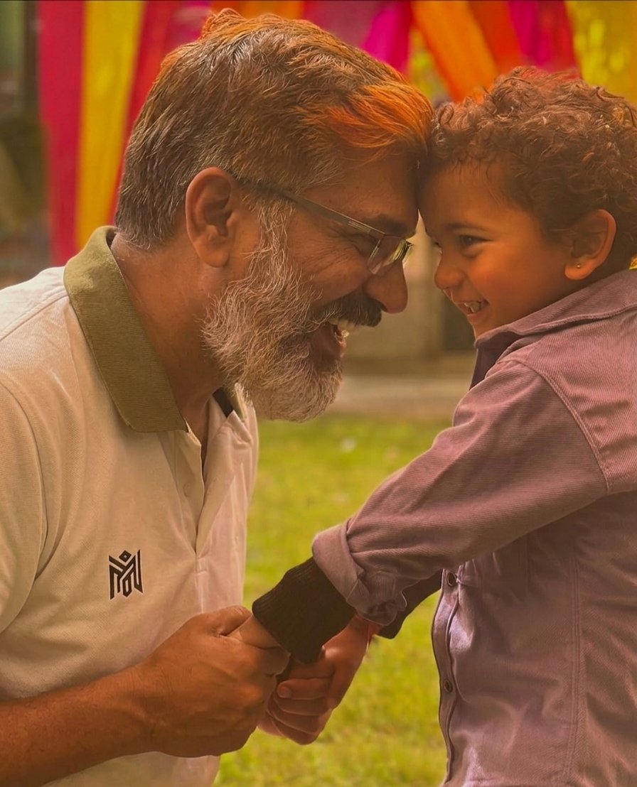 Dubeyvicky_11's tweet image. "बचपन के साथ खेलकर, आज खुद का बचपन याद आ गया।"
#PureInnocence #FriendshipGoals #KidsJoy #LittleChampion #Heartwarming