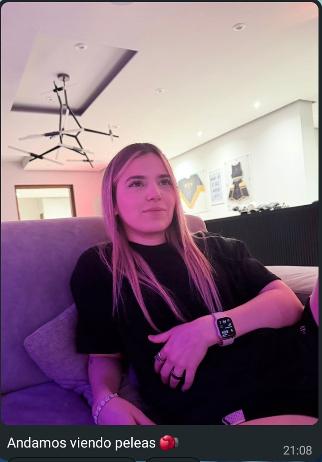 Rivers si parece que está viendo las peleas
Pero no sé si Ari este VIENDO las peleas 😝