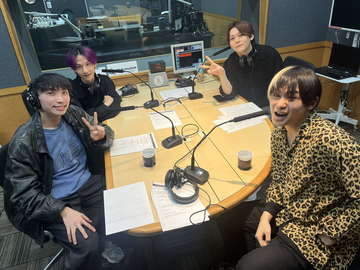 yosukedeartomo's tweet photo. #ディアトモ 初ゲスト！コント系YOUTUBER #ぼっちの冒険 さんとのインタビューいかがでしたか？来週も引き続き登場してくれますのでお楽しみに✨そして昨日のキャナルのライブの感想やお悩み、報告も待ってます！本日17時までに頂ければ助かります🙇‍♀️宛先→ tomo@fmfukuoka.jp  #YOSUKE #fmfukuoka https://t.co/iwCkUYjWXq