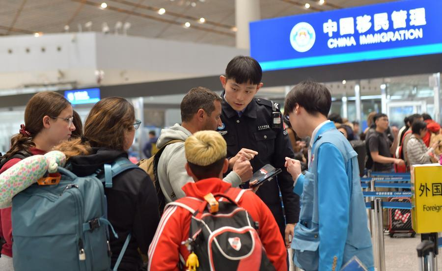 CE_ChinaEconomy's tweet image. This year, the number of exits and entries by foreign nationals at #Beijing ports had surpassed 2.28 million as of Sunday morning, up 34% from the same period of 2025. As of Saturday, about 828,000 foreign arrivals at Beijing ports this year had entered under visa-free or