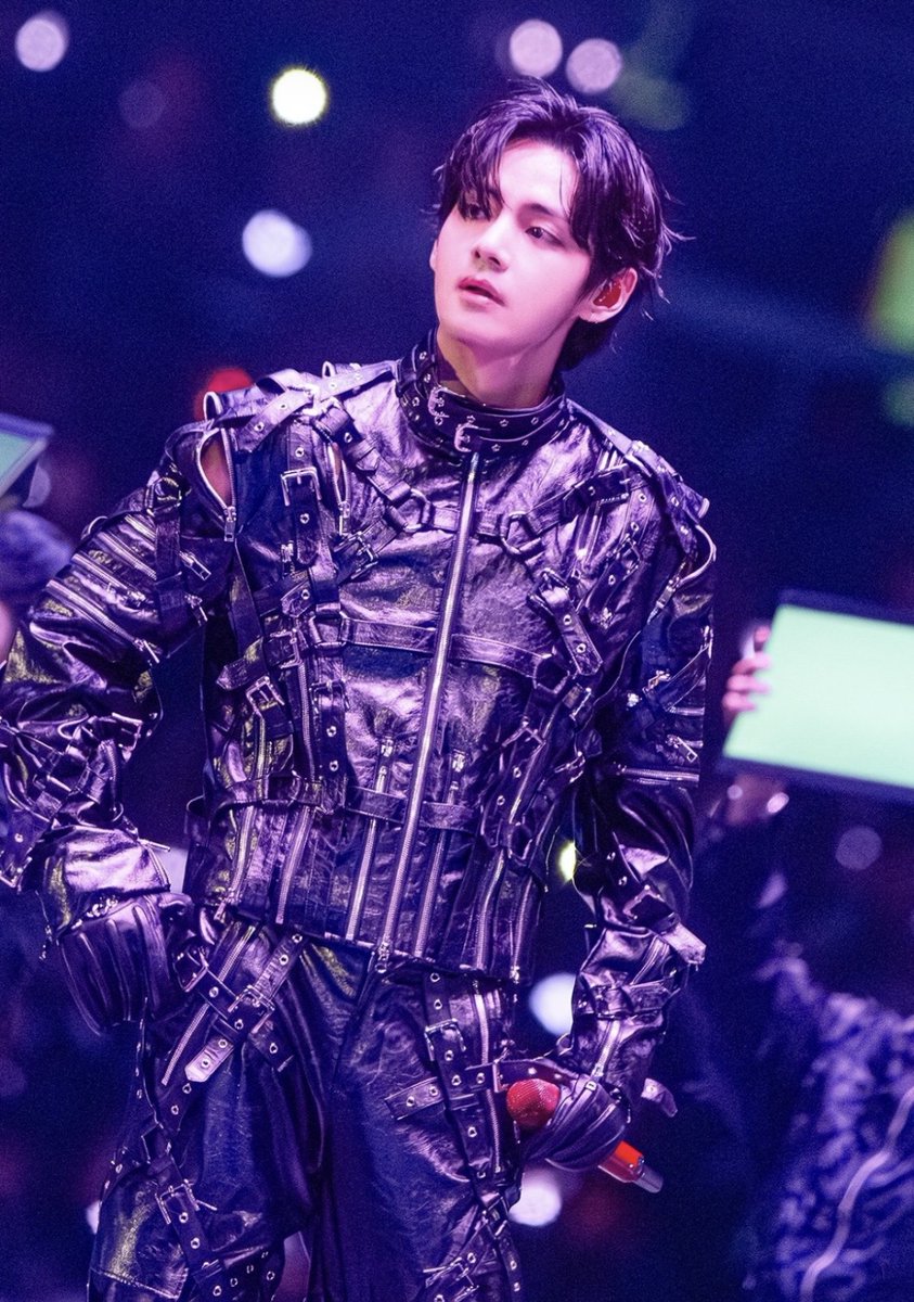 btskthv1230's tweet image. Thank you for this stunning photo of Kim Taehyung! 

He's been absolutely slaying the stage with impeccable vocals, insane dance moves, viral moments and heartwarming interactions with fans. Stage Genius V for a reason!

Simply the best! 🔥