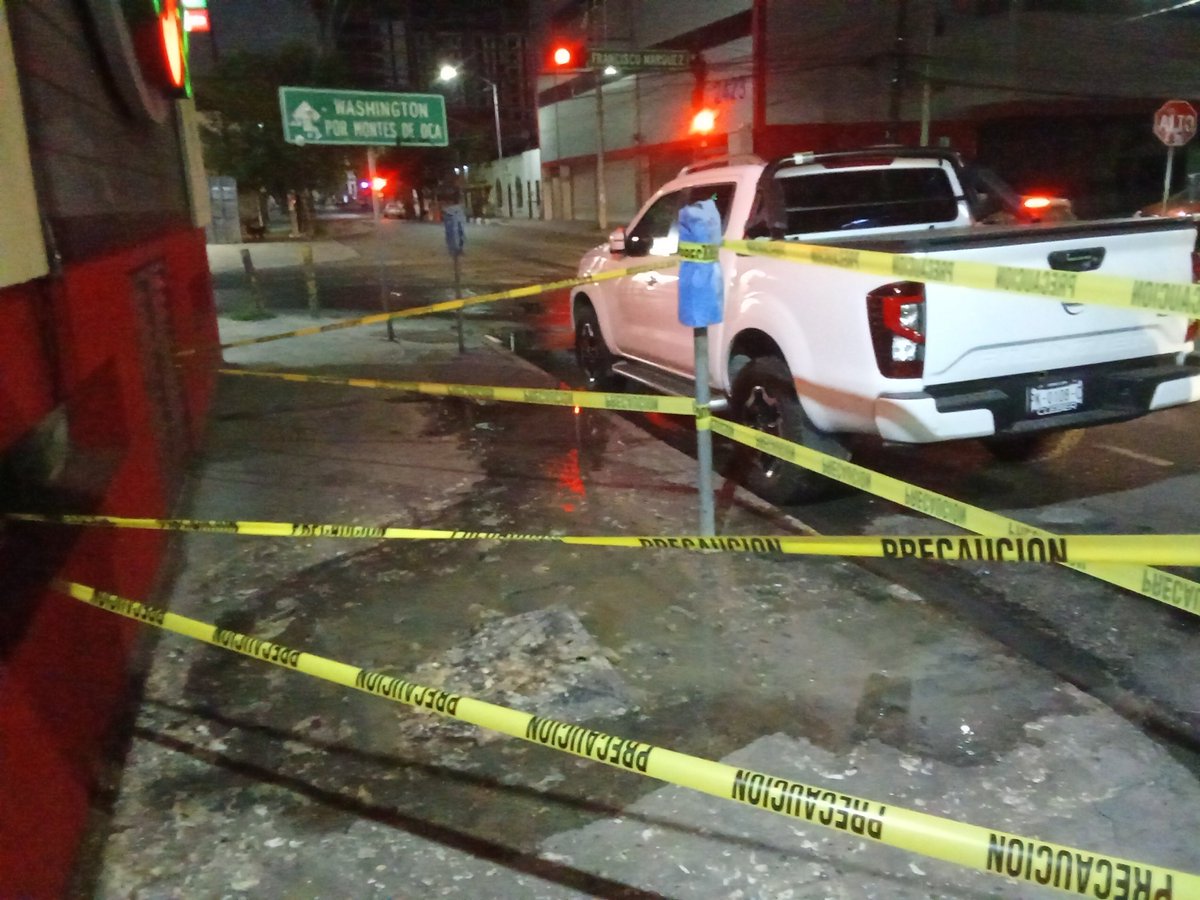 reno_vc's tweet photo. Drenaje tapado, se está saliendo todo el mugrero, urge su atención, tiene días que corre agua de drenaje con materia fecal.
@ayd_monterrey @mtygob @Cicmty 

Cruce Isaac Garza y Francisco Marquez Col. Obrera https://t.co/RSoT6T1Oe4