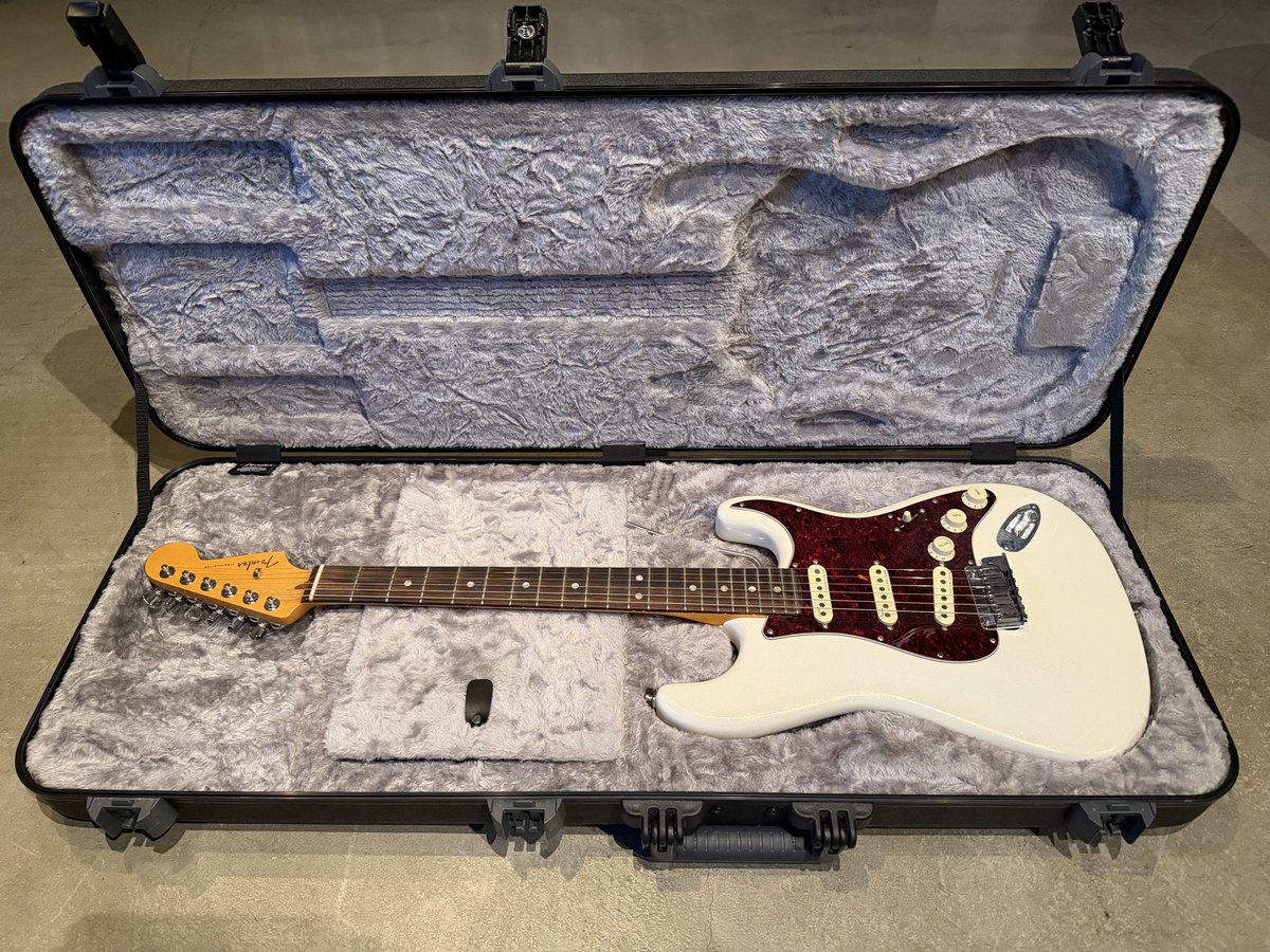ElSethero's tweet image. Playing this #Stratocaster pretty regularly every week for the last year or so. 2021, Ultra. I have two of these, which took the place of 2016 Elite Strats. Will be adding at least one Ultra II later this year.
