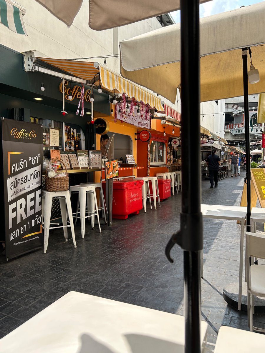 Rajprasong_News's tweet image. Got off at Aree BTS, a coffee shop where I got this OJ, say if one is tired and want to rest, one can pick up a free coffee here, Thainess at its finest #Bangkok #Thailand