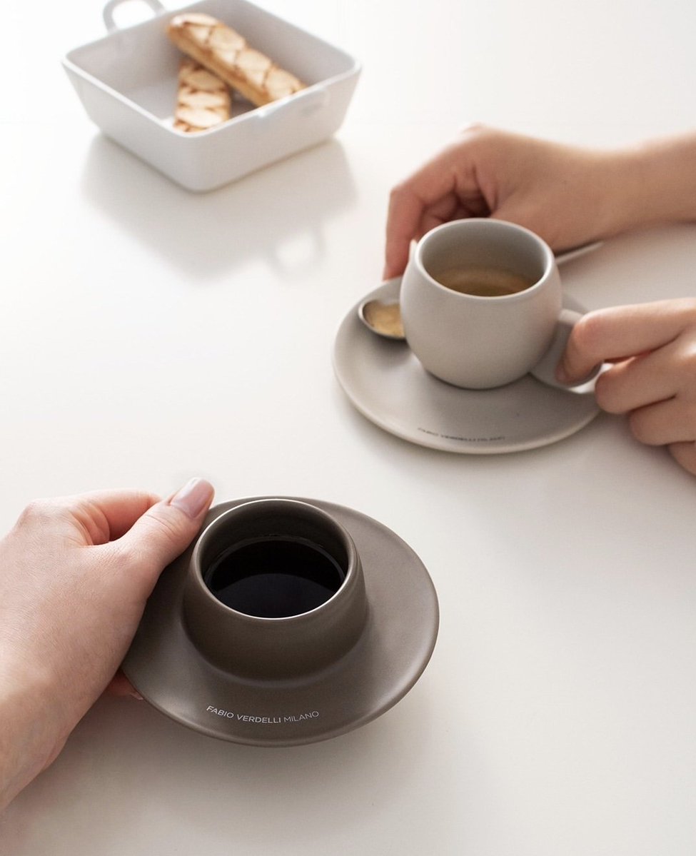 Aly07_US_EU's tweet image. Devo scegliere tra le due: quale vi piace di più? 
A - CAPPELLO: manico piatto
B - ESPRESSA: tradizionale
#coffee #espresso #design #fabioVerdelliMilano