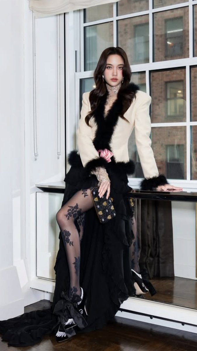 StarLight2025_'s tweet image. 🏆Freen Sarocha is officially nominated for 2026 The Most Shining Star in Thailand

🌟Let’s make her shine!

🗓Voting period:Apr.10-Apr.29 20:00BKK

🎫Log in daily to receive 4 tickets

🔗starlightawards.asia

@FreenEUROPE @FreenBecky_Peru 
#srchafreen #FreenBecky #GIRLFREEN