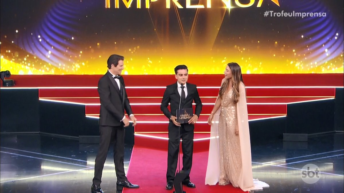 toninho_ad's tweet photo. O Dudu Camargo entrando ovacionado no #TroféuImprensa https://t.co/tCwmGKm7g5
