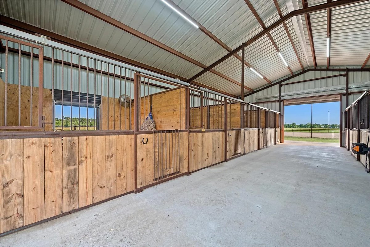 ANAHUAC, UPPER GULF. 20.34 acs. 4/3 barndominium. Gourmet kitchen w/whiskey barrel island. 6-stall barn w/climate-controlled tack room. Lighted arena, turnouts, hay pasture. Generac generator. $1.7M #txhorseproperties #anahuactx #texasuppergulf #uppergulf tinyurl.com/1402Anahuac