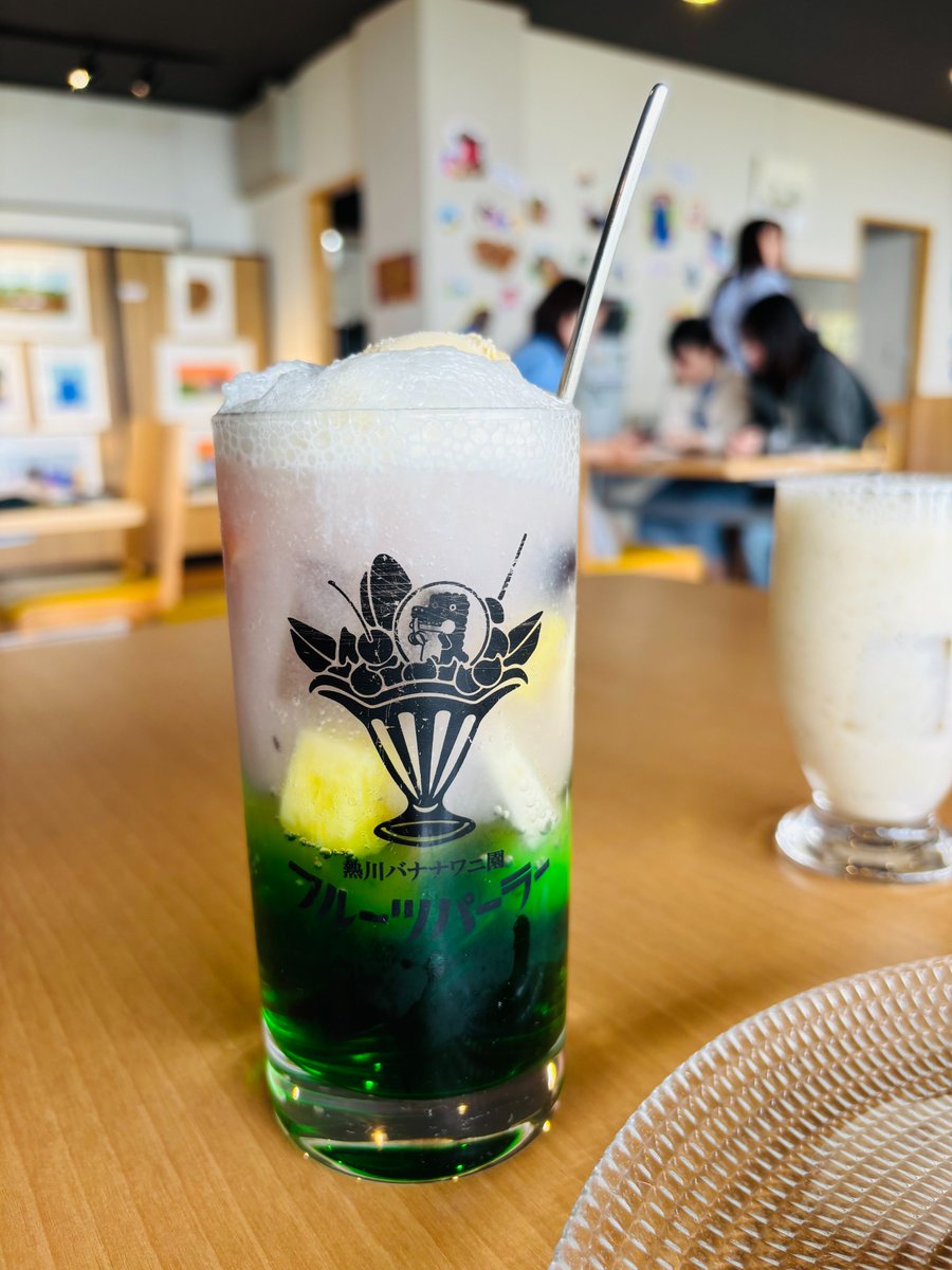 Kaiketsu2022's tweet photo. おはようございます☀️

今朝、上司から「これ美味しかったよ」と
飯テロ報告をいただきました📸

場所は伊豆の熱川バナナワニ園！🐊🍌
・バナナ大福🍡
・バナナパンケーキ🥞
・メロンクリームソーダ🍹

GWの予定もワクワク埋めながら、
今週も元気に駆け抜けましょう！✨
#企業公式相互フォロー https://t.co/iPqxJ0kvaX