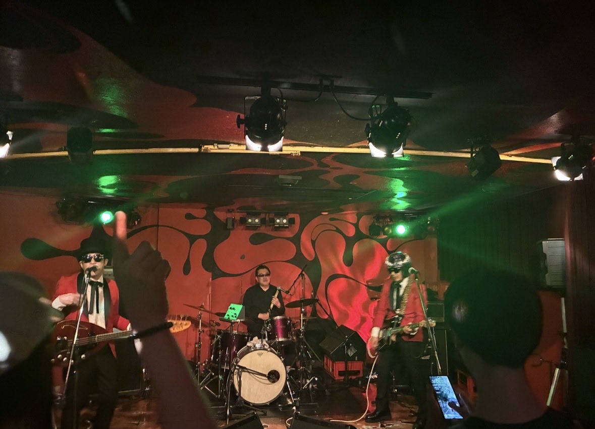 tbluesbreakers's tweet photo. 昨晩はサンキューロックンロール‼︎
対バンも楽しく最高の日曜夜でした。
遅くまで盛り上がって感謝です‼︎

3枚目は伝説の流血ギグの様子（自損事故ですが） https://t.co/ytDJOnatNx