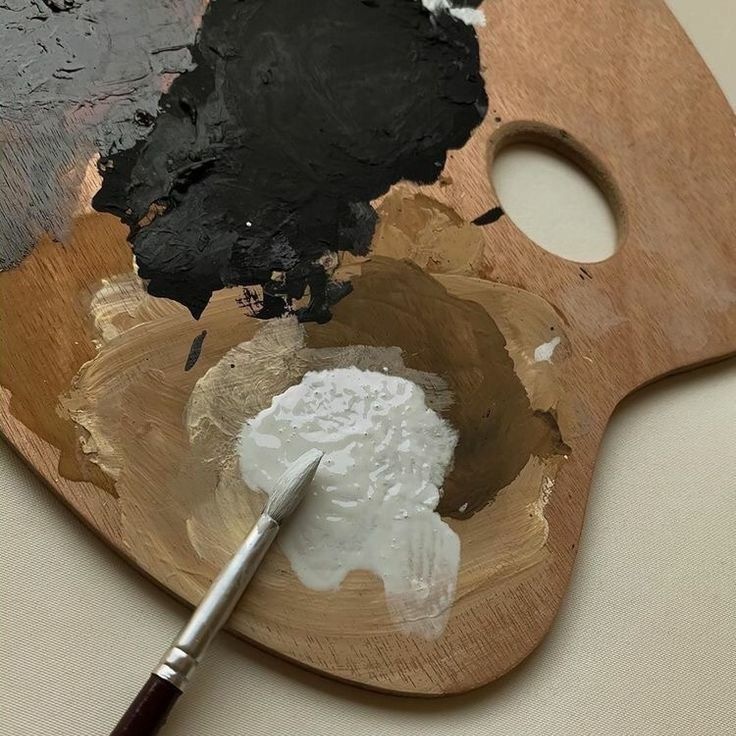 bylerhold's tweet image. #AU #BYLER  

Donde Will necesita un modelo al desnudo para su proyecto final… y Mike se ofrece sin pensarlo dos veces porque no soporta la idea de que Will vea a alguien más así.