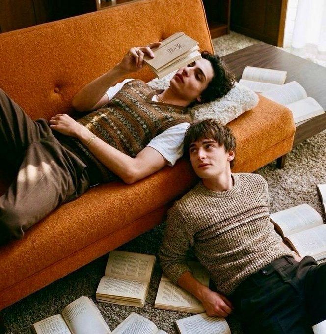 bylerhold's tweet image. #AU #BYLER  

Donde Will necesita un modelo al desnudo para su proyecto final… y Mike se ofrece sin pensarlo dos veces porque no soporta la idea de que Will vea a alguien más así.