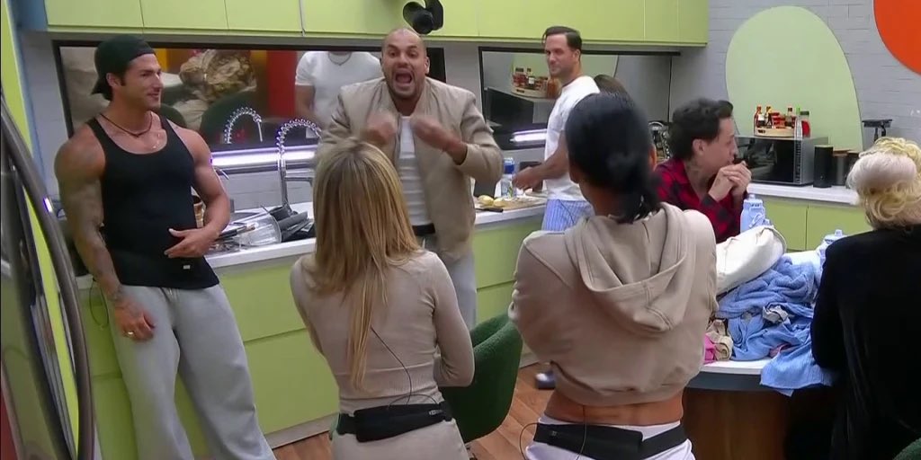 Ah pero cuando era Josh con Oriana, que literal se le ponía cara a cara aquí no decían nada de que él le quería pegar lmaooo #lcdlf6
