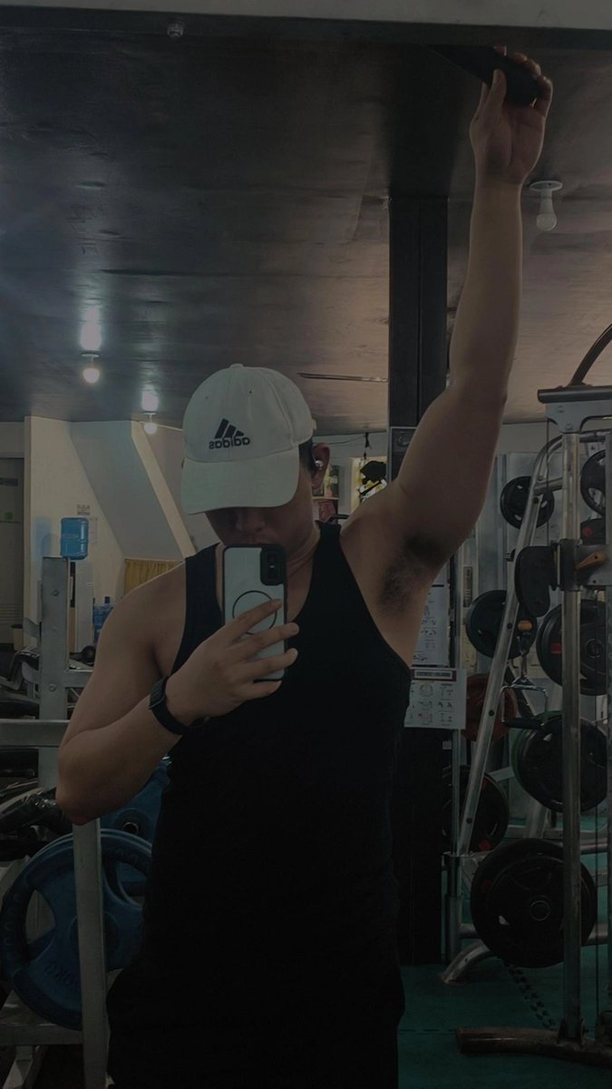 rnlmrn1997's tweet photo. Monday is push day! #gym https://t.co/RtSt1xsF50