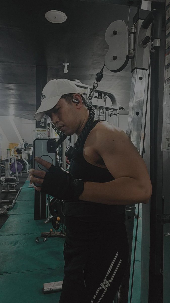 rnlmrn1997's tweet photo. Monday is push day! #gym https://t.co/RtSt1xsF50