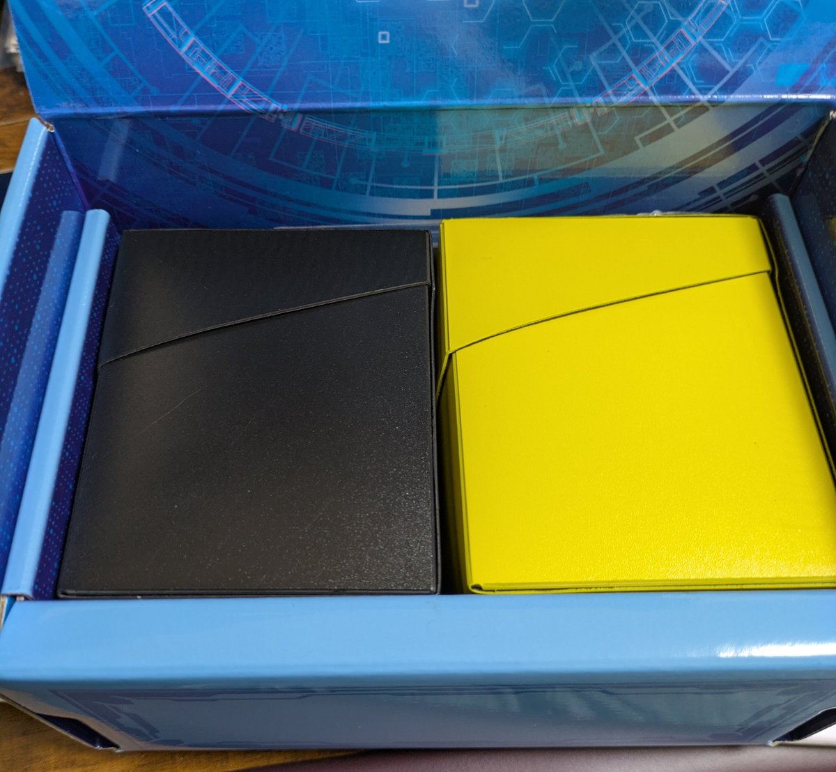 ndo0's tweet photo. プリズマティックサモンについてきたストレージBOX
アルティメットガード100+とかUruproのケース2個入れられるという世紀の大発見をした https://t.co/IE5OSpybkB