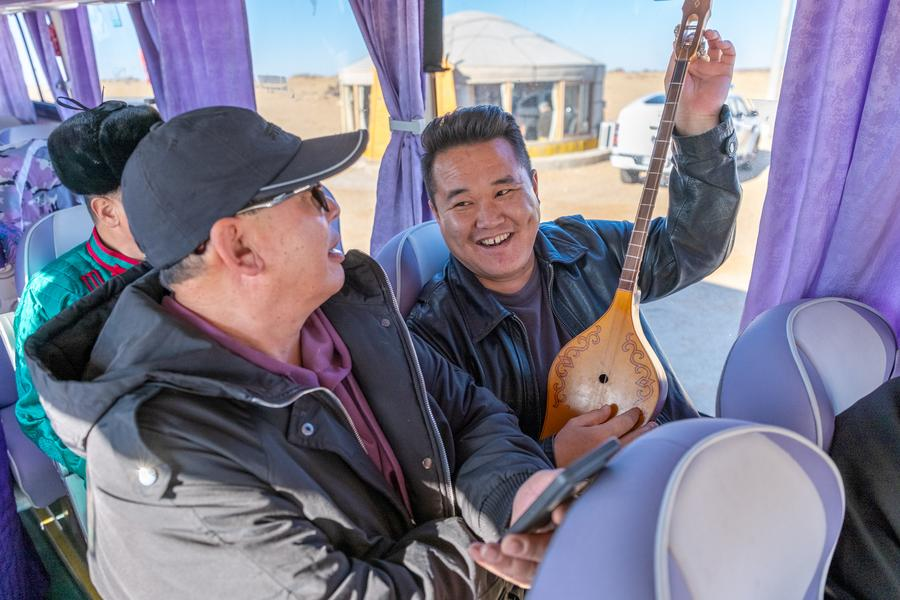 ChinaInPerson's tweet photo. Oyunjargal (乌云吉日嘎拉, R) is a horsehead #fiddle player and a Khoomei (a traditional #Mongolian singing art) performer, traveling with the Ulan Muqir #art troupe across #InnerMongolia for 13 years. Such troupes have provided cultural shows to remote herdsmen since the 1950s. https://t.co/n5aSSchFmz