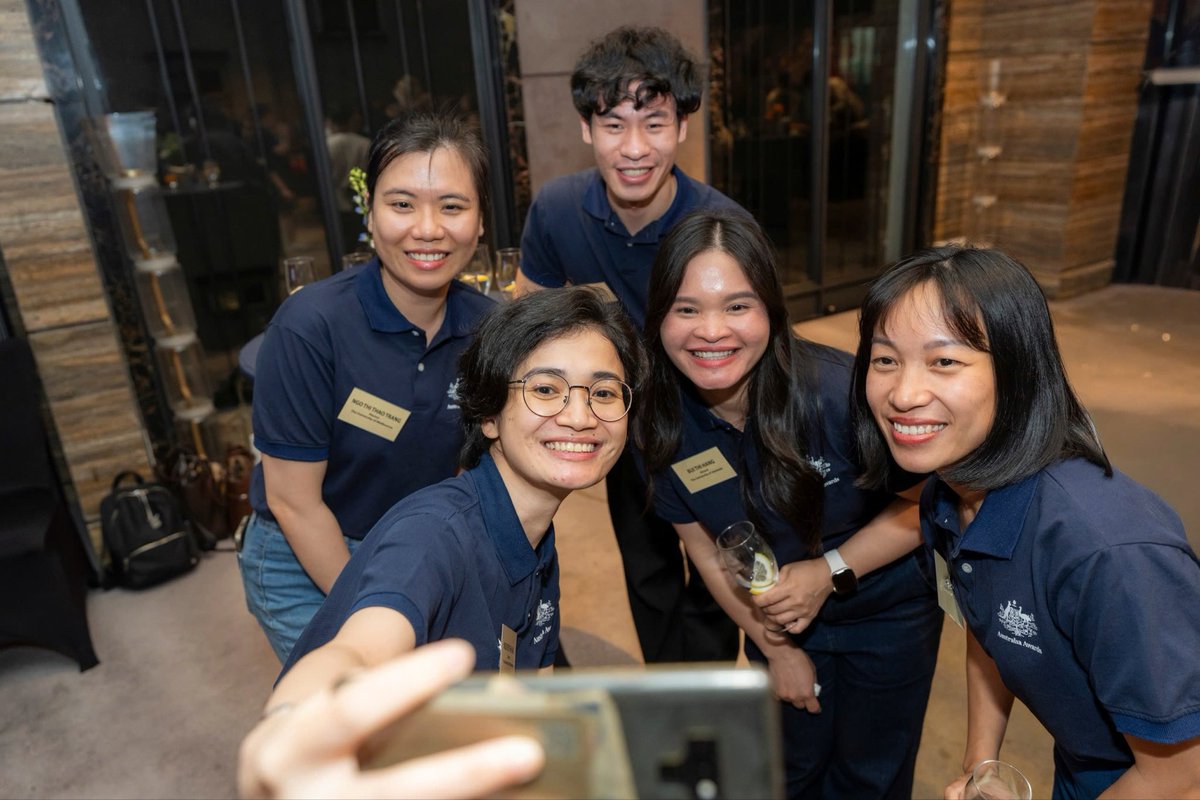 AusAmbVN's tweet image. Delighted to welcome home nearly 60 newly returned #AustraliaAwards alumni in Hanoi. From study in 🇦🇺 Australia to leadership across 🇻🇳 Vietnam, this next chapter is all about impact, partnership and shared futures. #Alumni #Leadership #Education