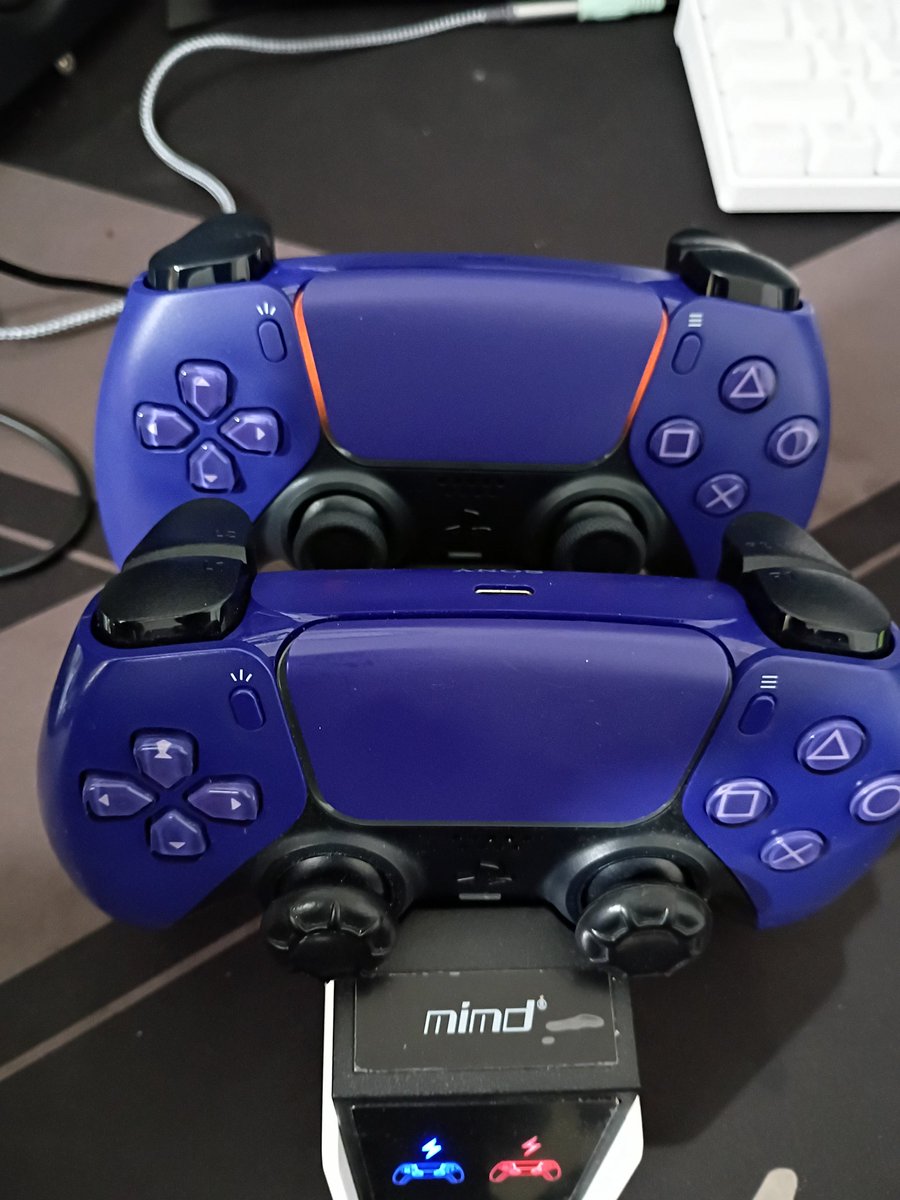Cake_Kee_'s tweet image. My first controller is 3 years old  .
 My second one i from 2025
.
.
 I like the color purple 
 Because it was my mom's favorite color 
 So  I  like it now 😅😅.
 And the controller charger works great 
For just $5 
.
.
#cakekeegaming
#nativegaming
#ps5controller