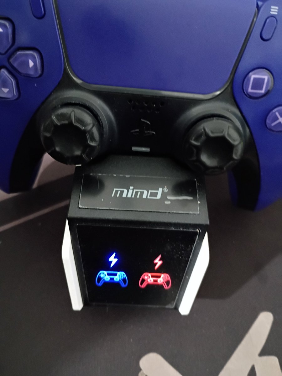 Cake_Kee_'s tweet image. My first controller is 3 years old  .
 My second one i from 2025
.
.
 I like the color purple 
 Because it was my mom's favorite color 
 So  I  like it now 😅😅.
 And the controller charger works great 
For just $5 
.
.
#cakekeegaming
#nativegaming
#ps5controller