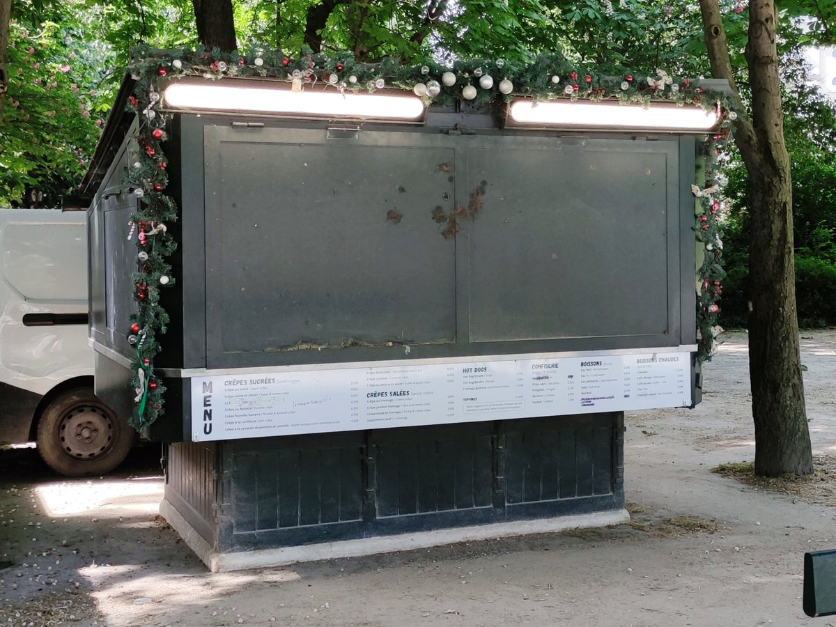 petitartmateur's tweet image. Au moins ce kiosque à crêpes de l'avenue des Champs-Élysées (à proximité de l'avenue de Selve) sera prêt pour Noël et jour de l'an. #paris #tourisme