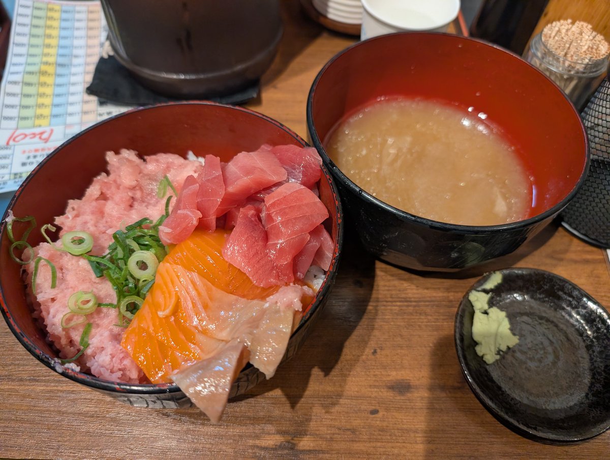 noxz_bs's tweet photo. 海鮮丼を食べるっきゃない(三色丼やけど) https://t.co/iHqBSAEi0f