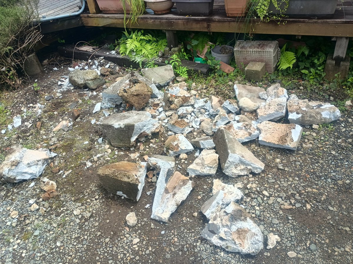 新築の頃の外階段のコンクリ土台、ジャマだから電動ハツリを借りてきてドガガガ…、ぬー、ぜんぜん進まない💧

ってこんなんやってられっかーい💢！とブチ切れてコンクリどうし叩きつけてわからせてやりました、ゼェゼェ💦

あとは庭の隅へ〜、都合の悪いものは埋設しナイナイする大陸方式