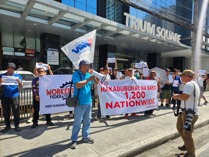 TINGNAN: Nagsagawa ng kilos-protesta ang ilang miyembro ng Workers Federation kasabay ng paghahain ng petisyon para as wage increase sa Regional Wage Board office sa Pasay City ngayong araw, April 27.

Panawagan ng grupo ang daily minimum wage na P1,200. #BalitangA2Z

📷 BMP-NCRR