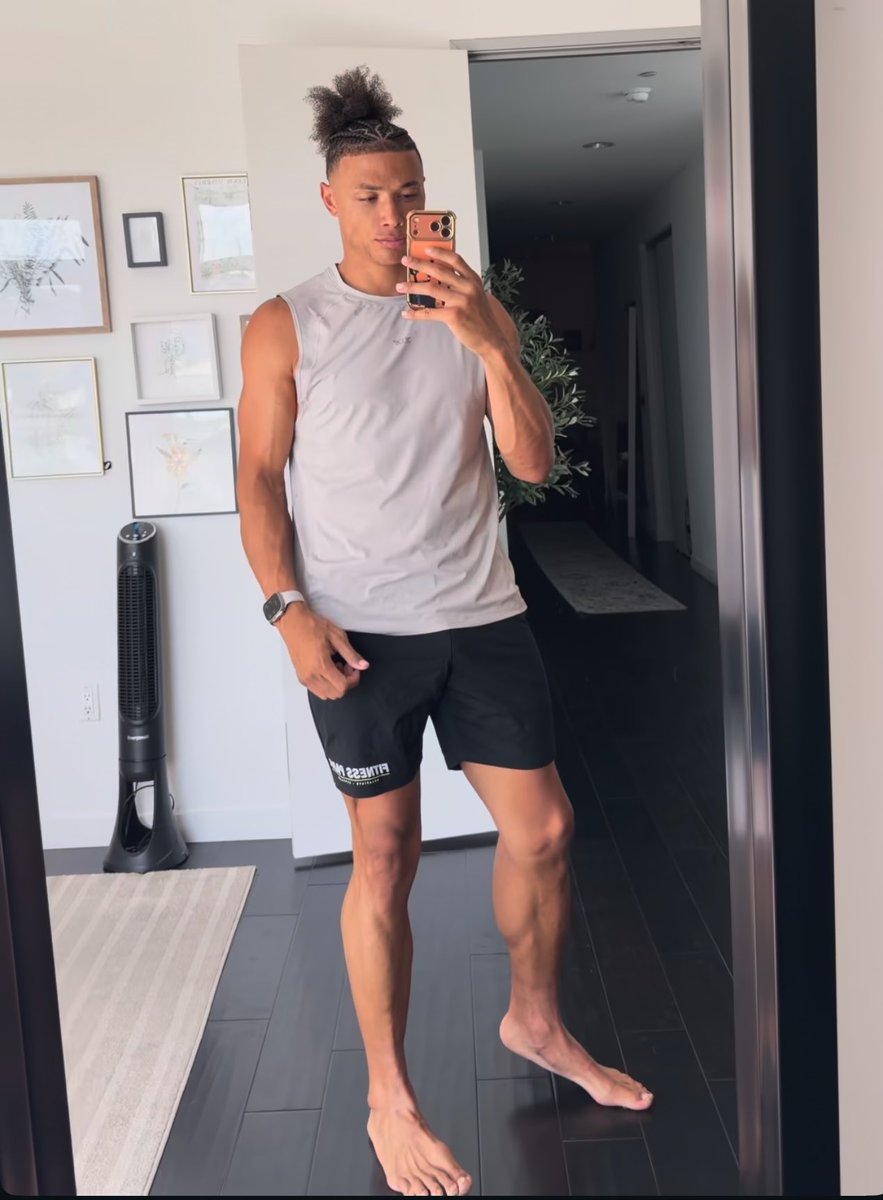 CelebFeetArchives tweet media