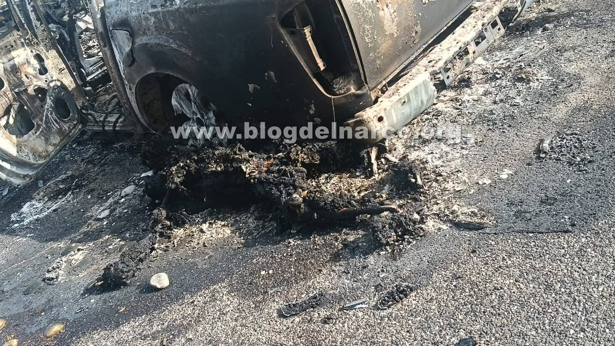blogdelnarcomex's tweet photo. "Dame un encededor y yo los quemo CSPTM!", Este es el momento en el que pobladores comenzaron a quemar los cuerpos de los Sicarios del Cártel de Sinaloa que abatieron, el resto de mugrosos corrio (Informacion en el enlace) https://t.co/5nf3jsnXGj https://t.co/3ULY1etnEO
