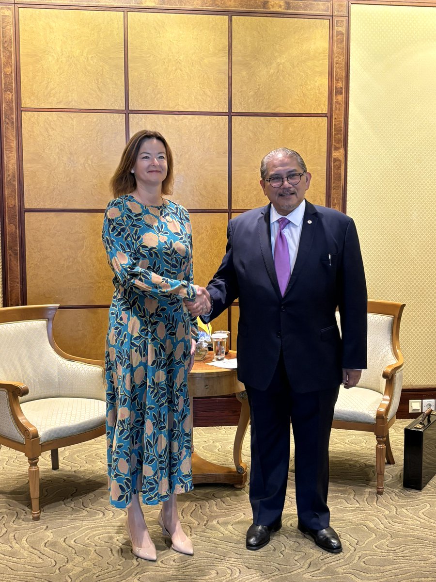 MZEZ_RS's tweet image. MFEA @tfajon met w/ the MFA of #Brunei Erywan Yusof. 🇸🇮🤝🇧🇳

They agreed that in this very demanding geopolitical times #EU &amp;amp; #ASEAN have even more reasons to work closely together. 

They also discussed potential areas of bilateral cooperation, such as climate change &amp;amp; energy.