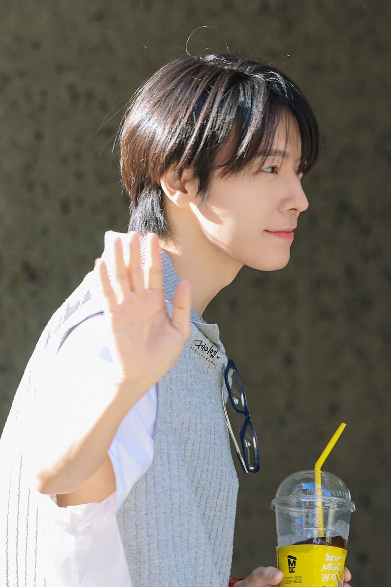 2026.04.26 - FROMM FANSIGN 퇴근

#동해 #DONGHAE
#슈퍼주니어 #SUPERJUNIOR