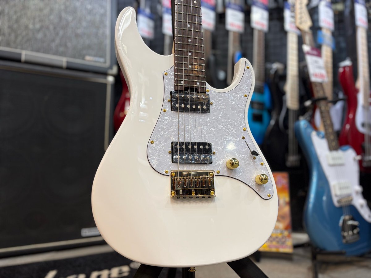 bbsapporock's tweet image. 【#GrassRoots G-SNAPPER/DX】のご紹介です✨

歪ませても粒立ちが良く、⁡コードでも分離感を保ったまま抜けるサウンド♪

⁡スリムなネックと取り回しの良いボディで演奏性も高く、テクニカルなフレーズにも対応します🎸

カラーバリエーションも豊富で初めての一本にも選びやすいモデルです🌈