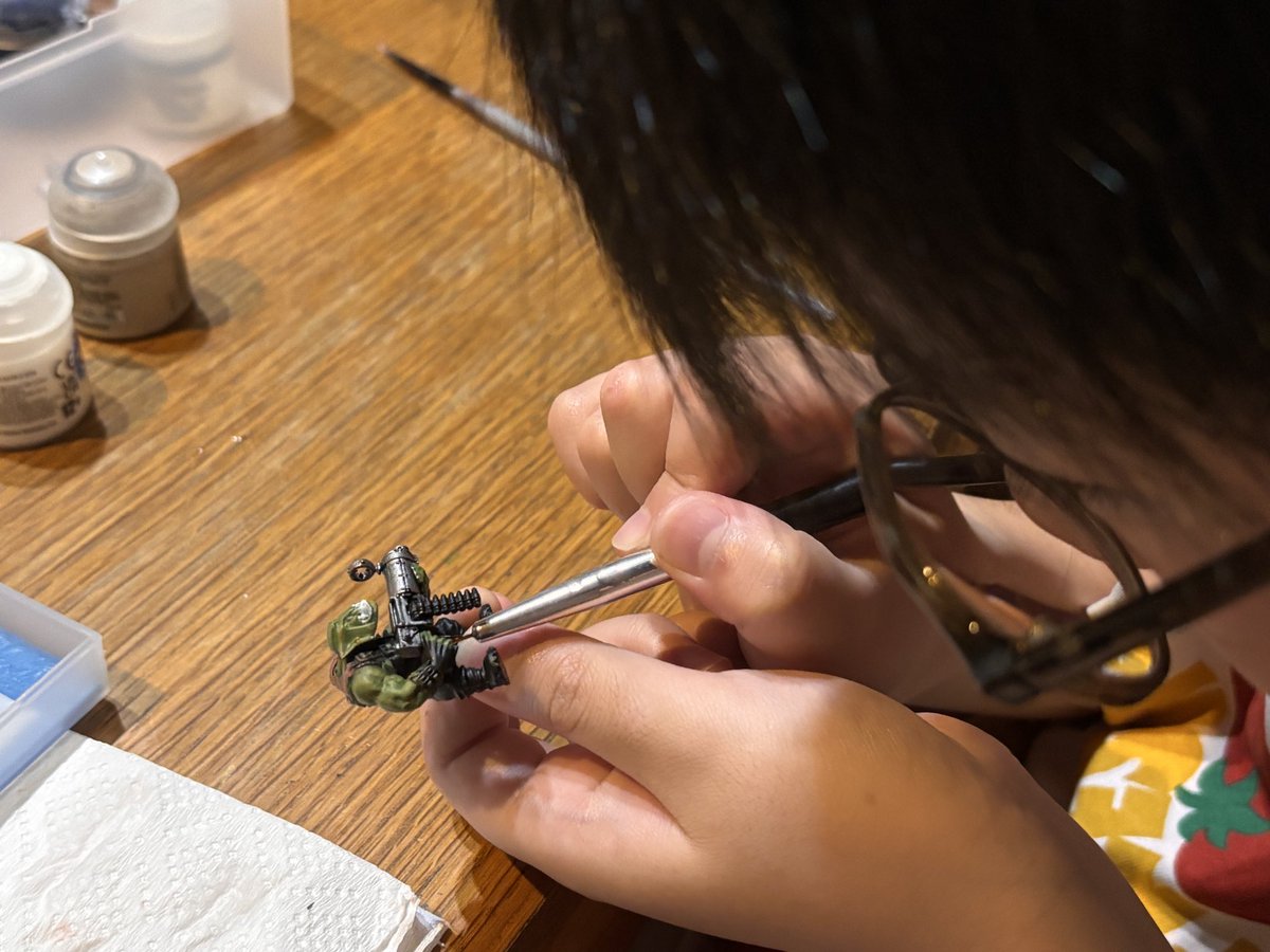 PePe_Bneco's tweet image. 🎖️ウォーハンマー奮闘記22🎖️
～ 無限のバリエーション ～
先日息子と勢いで購入した「オルク・ボゥイ」。
ついに着手しました✨
パッケージを開けると、ゲームでもお馴染みの(我が家のみでの通称)”黄メット”や”チョンマゲ”、そして”ボスカニ”のパーツに親子で大盛り上がり！