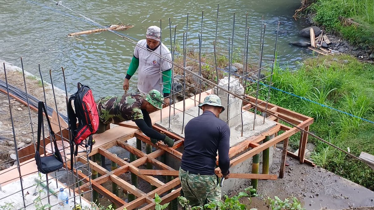 Kodam9Udayana's tweet image. Progres Jembatan Garuda di Seririt Capai 18,5 Persen, Konektivitas Desa Semakin Dekat Terwujud

#Buleleng #JembatanGaruda #InfrastrukturDesa #GotongRoyong #AksesEkonomi
