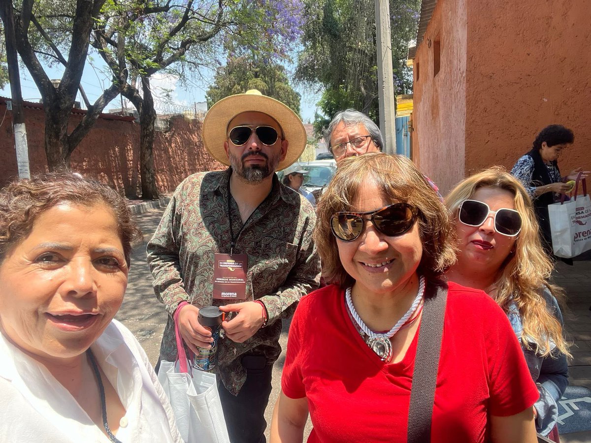 MorenoMarioB's tweet photo. 🚩 ¡Unidos por la Transformación en Miguel Hidalgo!

Hoy vivimos una jornada de verdadera democracia participativa. Acudi en mi calidad de Presidente Seccional al Consejo Municipal en Defensa de la Transformación, para ejercer nuestros derechos políticos y, sobre todo, para cuidar y fortalecer el avance de la Cuarta Transformación en nuestra alcaldía y en todo México. Mi reconocimiento a nuestra querida Elvira Márquez, mi amiga y secretaria seccional; sin duda eres uno de los grandes baluartes de nuestro movimiento. 

Este movimiento, fundado por nuestro referente histórico @lopezobrador_ , ha logrado avances sin precedentes en nuestra República, y nuestra tarea es defender ese legado con trabajo y cercanía a la gente.

Me dio muchísimo gusto saludar y reencontrarme con grandes compañeros y amigos de lucha en Miguel Hidalgo. La unidad es nuestra mayor fuerza.
Tengan la certeza de que seguiremos avanzando con paso firme y determinación, ahora liderados por nuestra presidenta, la Dra. Claudia Sheinbaum Pardo. ¡Es tiempo de mujeres y de consolidar el segundo piso de esta transformación!

¡Ni un paso atrás en la transformación de nuestra patria! 🇲🇽
