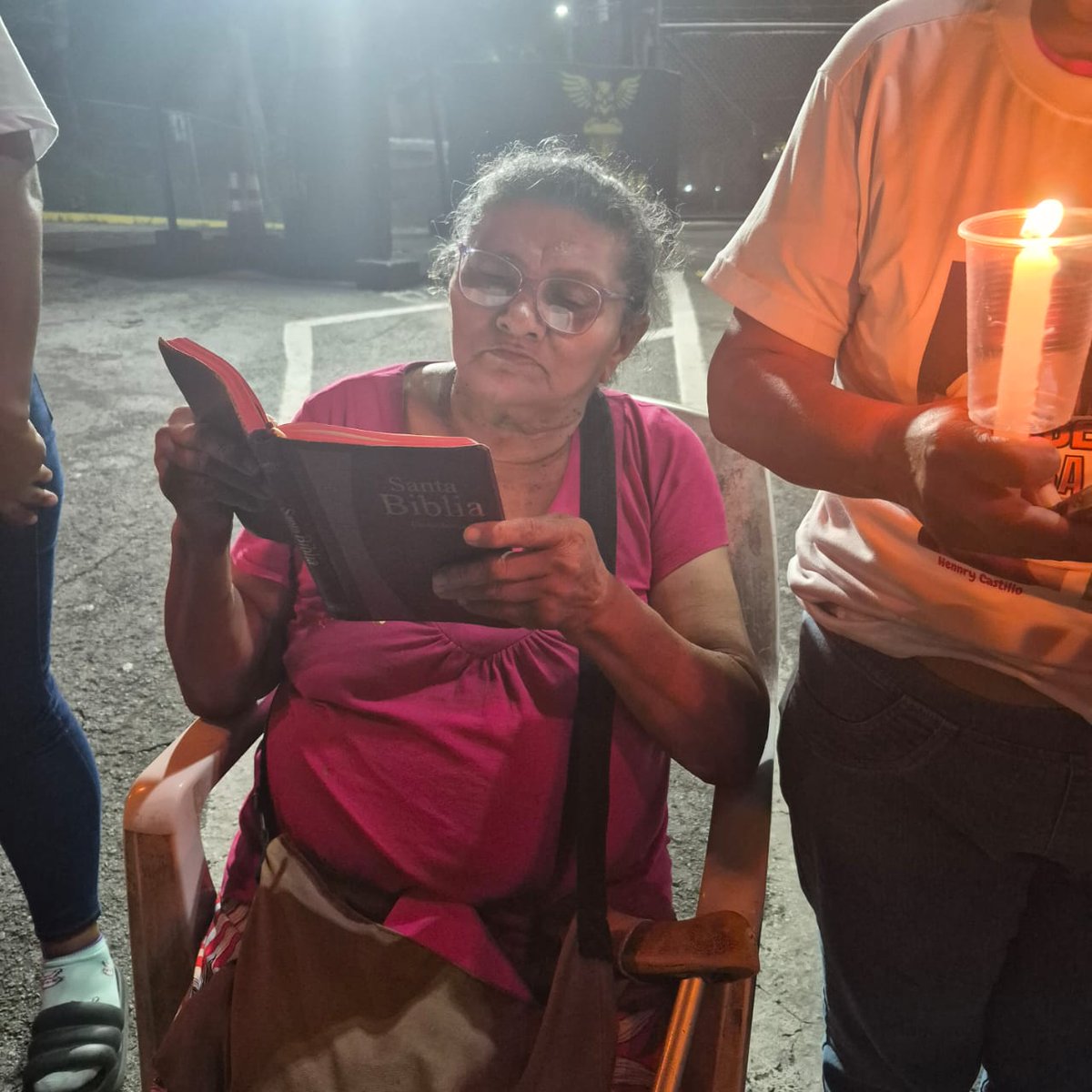 clippve's tweet photo. VIGILIA| Hoy son 108 días de presencia firme a las afueras de El Rodeo I. 

La esperanza no se desgasta; al contrario, se fortalece con cada jornada de acompañamiento y fe por la libertad de quienes están injustamente tras las rejas.

A través de la vigilia por los presos políticos, mantenemos encendida una luz que atraviesa los muros. 

Es un compromiso inquebrantable de las familias: no olvidar, no rendirse y seguir alzando la voz hasta que la justicia sea una realidad. 🕊️

#LibertadParaLosPresosPoliticos