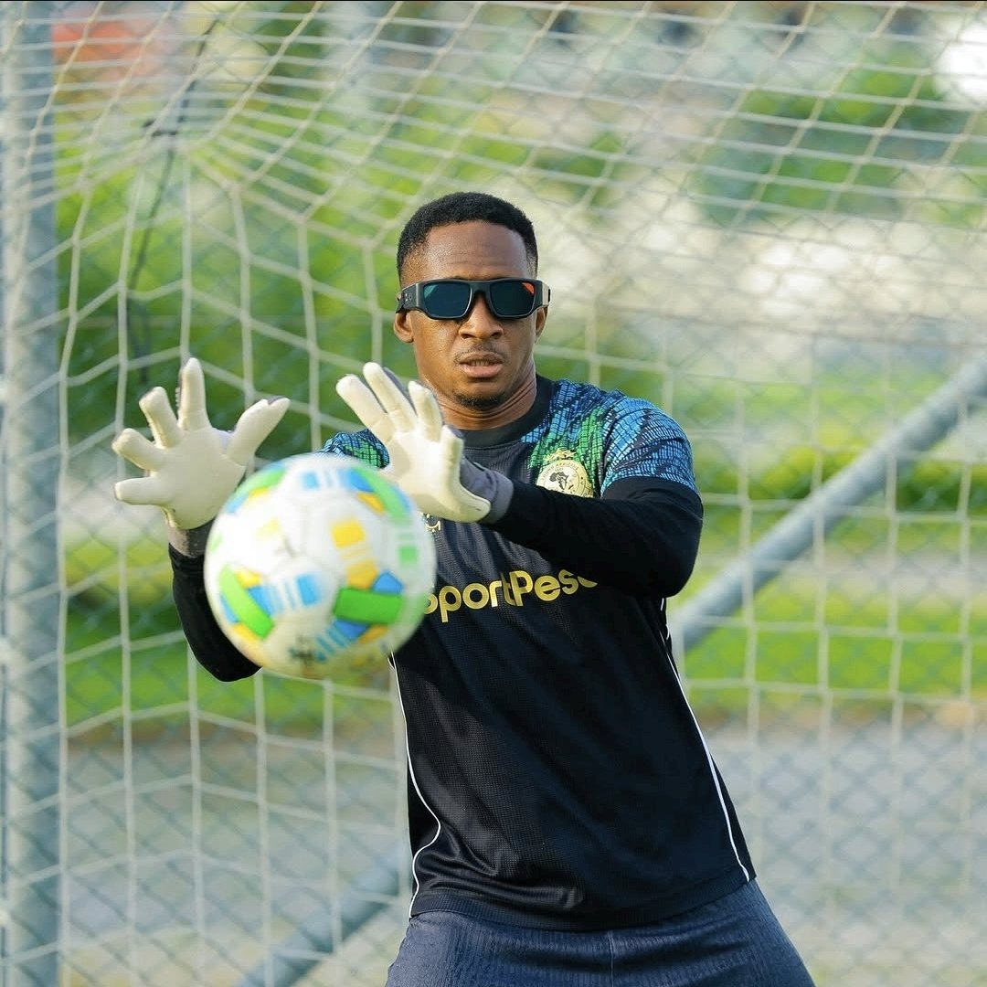 bajabiri's tweet image. Diarra ameumasta huu mpira wa #JustFit hadi anadaka akiwa ametupia 🕶