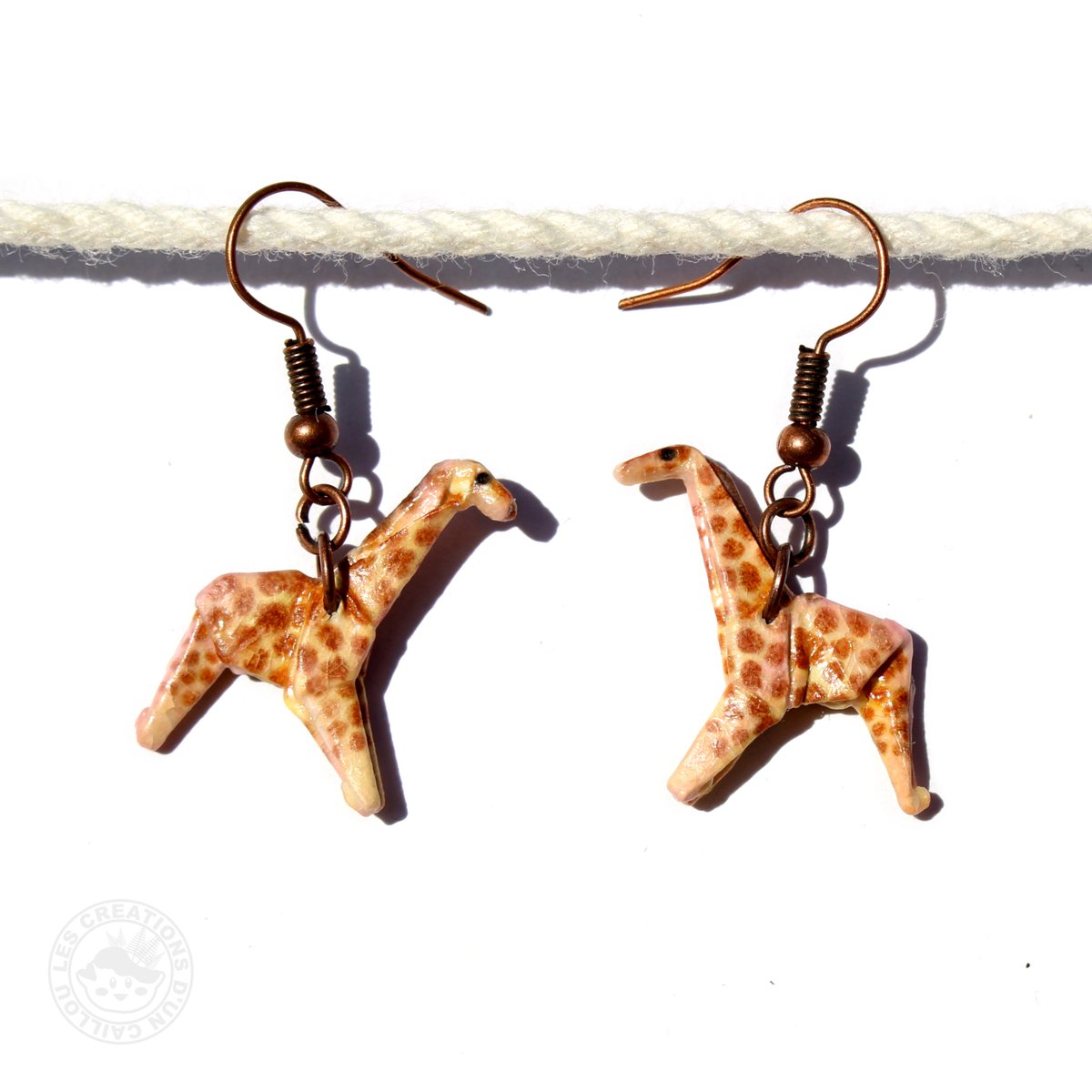CaillouCreatif's tweet image. Je suis de retour, et ce avec de toutes petites girafes de papier pour accompagner vos oreilles 💚! Ne sont-elles pas mignonnes 😄?
Elles sont dans la boutique bien sûr 😊
creationsduncaillou.freeconcept.fr/accueil/361-bo…

#earrings #jewelry #onlineshop #handmadejewelry #Origami #paperart #art #animallove