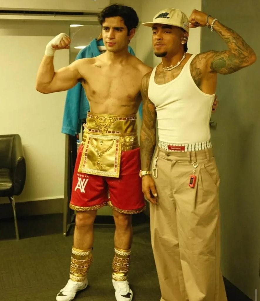 ozuna no se iba ir sin su foto con su ganador JAJAJAJAJAJAJAJ #SupernovaGénesis