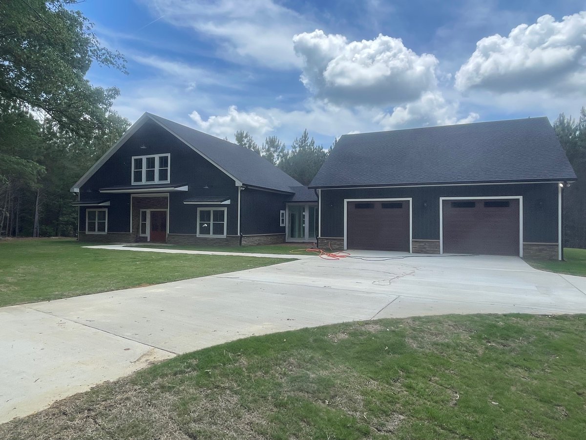 dehallman's tweet image. Discover Modern Farmhouse Elegance in this Stunning Custom Home. Nestled on a serene, tree-lined lot, this striking barndo-style home blends timeless charm with contemporary sophistication. #newconstruction #alabamarealestate #deannaparrish_realtor
#homesforsale #newlisting