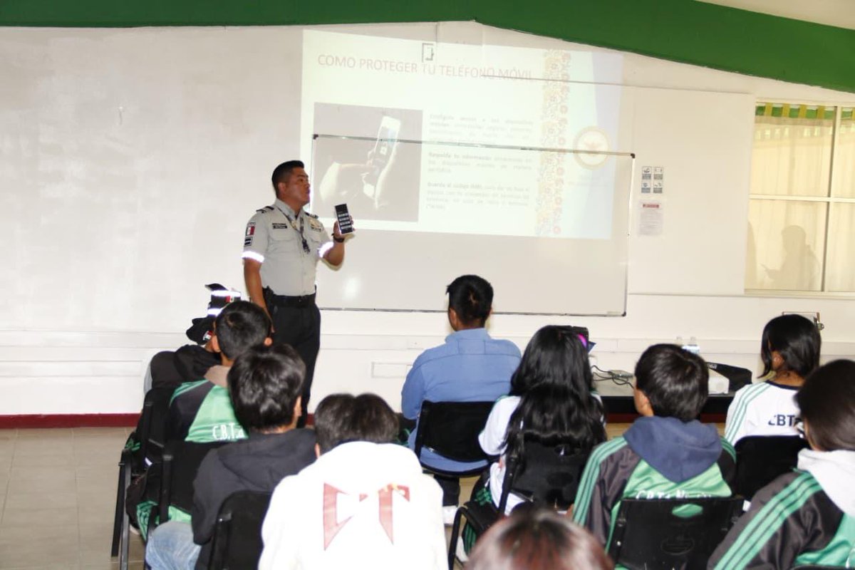 GN_MEXICO_'s tweet image. En #Puebla, integrantes de la #GuardiaNacional impartieron pláticas sobre ciberseguridad y de prevención de adicciones, a estudiantes de nivel medio superior en un plantel escolar ubicado en el municipio de Palmar de Bravo, donde promovió medidas preventivas entre los estudiantes