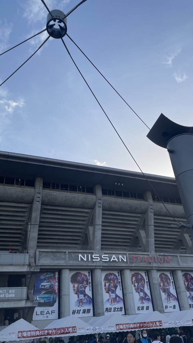 dazzlin_178's tweet photo. 東方神起日産スタジアム行ってきました。
サイドステージ0ｽﾞﾚで、5mくらいの距離に東方神起がいて幸せすぎた。チャンミンと目が合って全身ではしゃいでたら微笑んでありがとうって言ってくれた死 https://t.co/d7LwUkUIuG