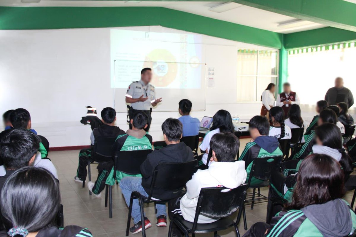 GN_MEXICO_'s tweet image. En #Puebla, integrantes de la #GuardiaNacional impartieron pláticas sobre ciberseguridad y de prevención de adicciones, a estudiantes de nivel medio superior en un plantel escolar ubicado en el municipio de Palmar de Bravo, donde promovió medidas preventivas entre los estudiantes