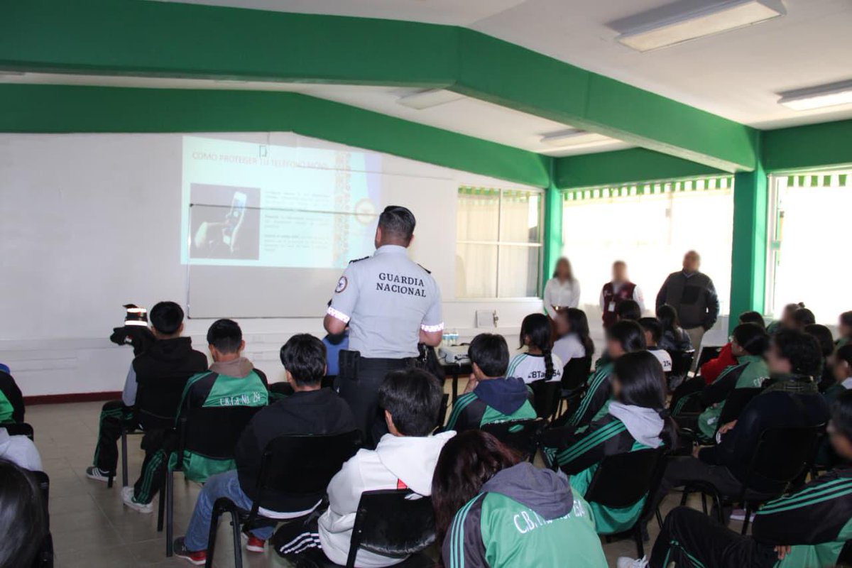 GN_MEXICO_'s tweet image. En #Puebla, integrantes de la #GuardiaNacional impartieron pláticas sobre ciberseguridad y de prevención de adicciones, a estudiantes de nivel medio superior en un plantel escolar ubicado en el municipio de Palmar de Bravo, donde promovió medidas preventivas entre los estudiantes