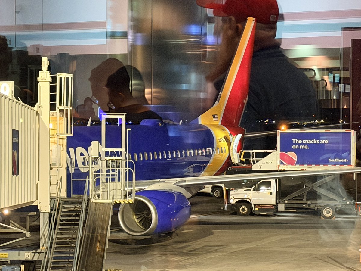 ホームズ Now on board Southwest Flight 1997 from Denver (DEN) to Portland