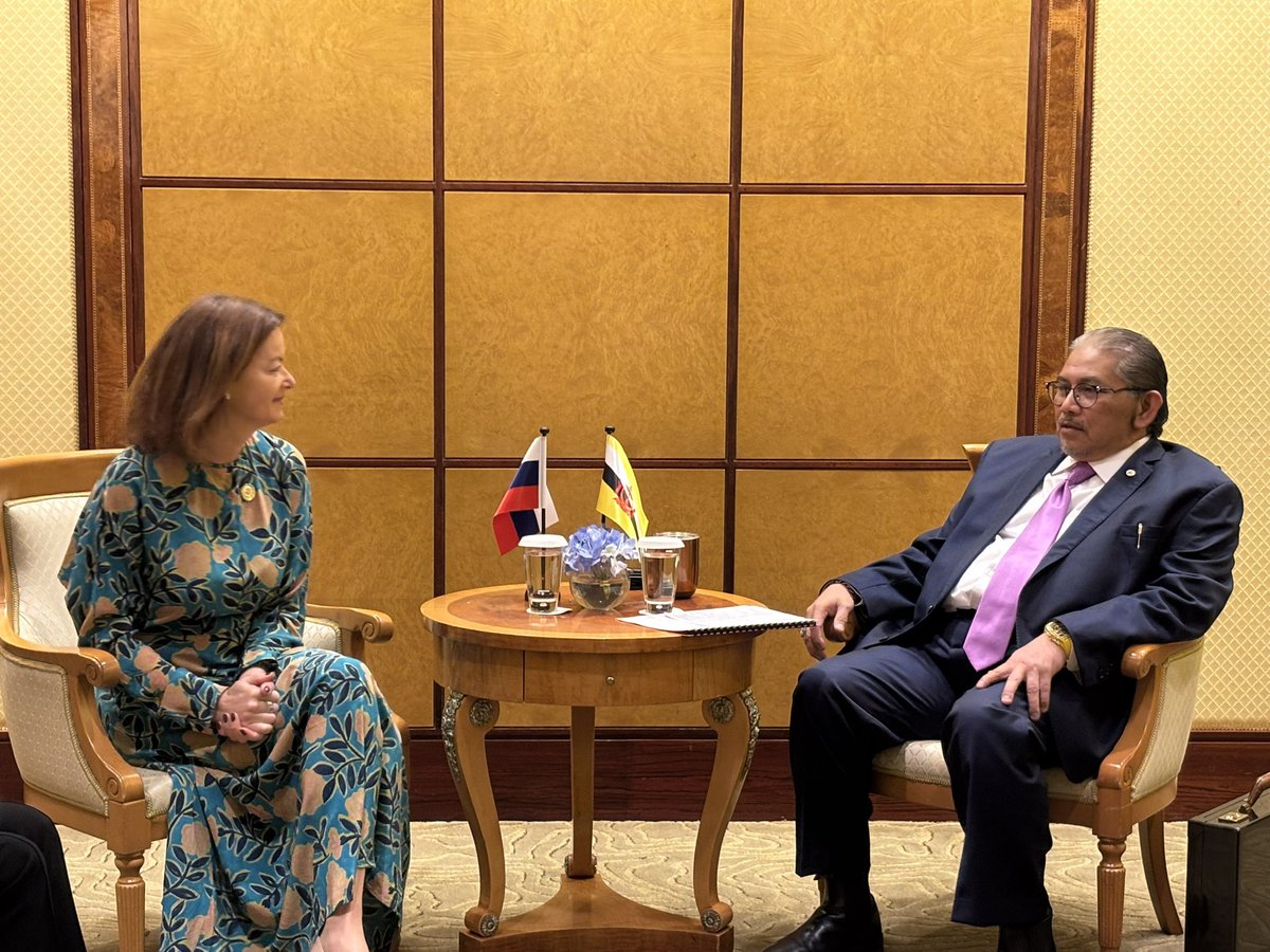 MZEZ_RS's tweet image. MZEZ @tfajon se je srečala z MZZ-jem Bruneja Erywanom Yusofom. 🇸🇮🤝🇧🇳

Strinjala sta se, da imata #EU &amp;amp; #ASEAN v teh zahtevnih geopolitičnih časih veliko razlogov za tesno sodelovanje.

Pogovarjala sta se o možnih področjih dvostranskega sodelovanja, kot sta podnebje &amp;amp; energija.