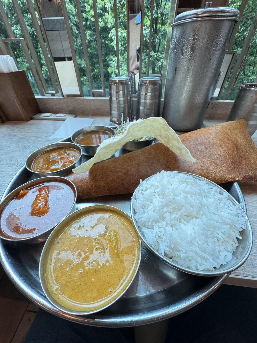 onzoooo's tweet photo. D.南インドミールスランチ(バスマティライス)
ドーサ、サラダ
サンバル、ラッサム
カダイキチン(辛口)
ムッタイクルマ(中辛)
#DAKSHIN
#ダクシン https://t.co/XkDGHoQbes